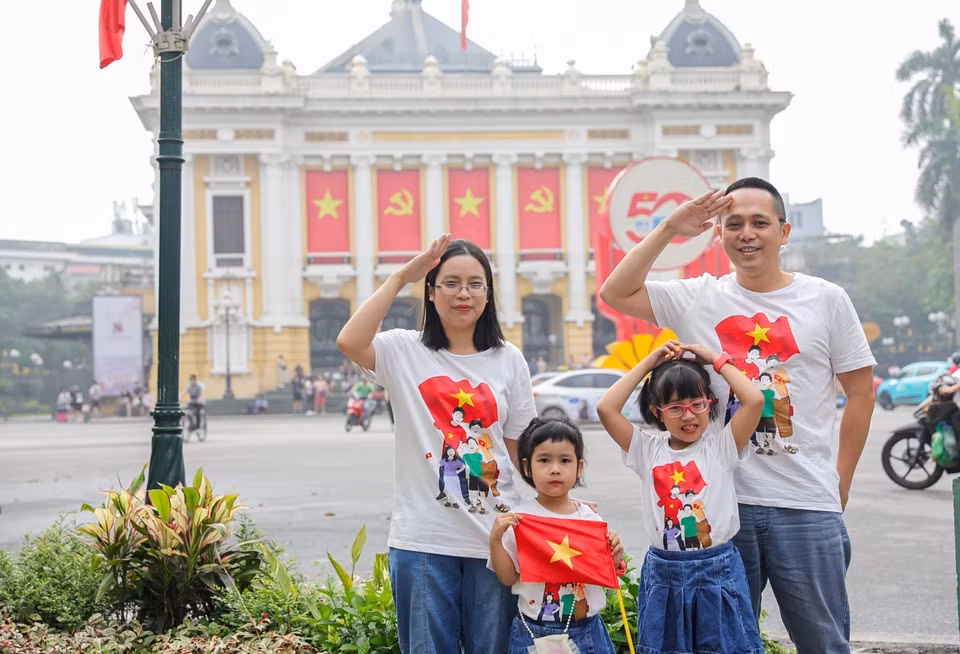 A family captures a commemorative photo on the morning of April 30, 2025. (Photo: VNA)