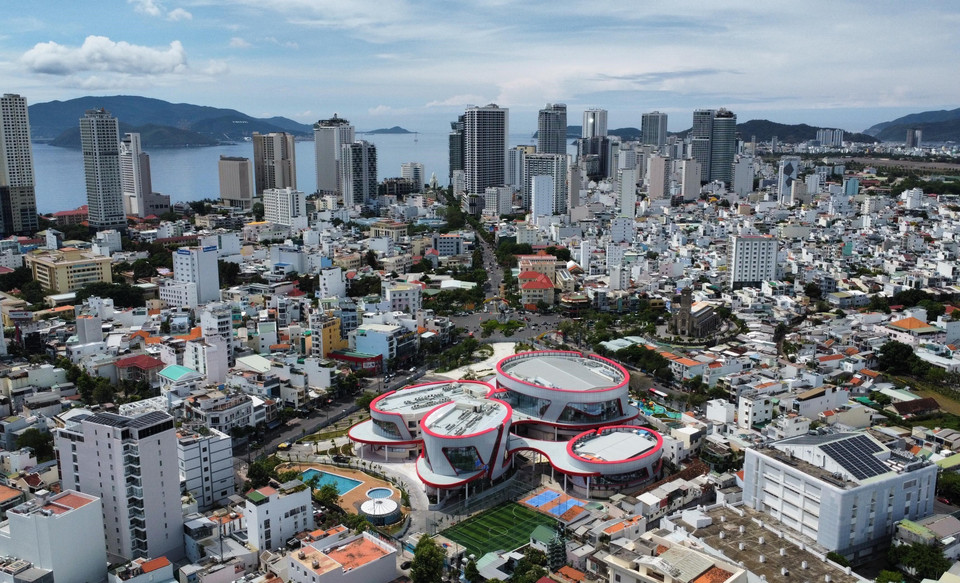An aerial view of the Khanh Hoa Children's Cultural Palace, featuring a wavy roof reminiscent of the red scarf - an iconic symbol of school-aged children. (Photo: VNA)
