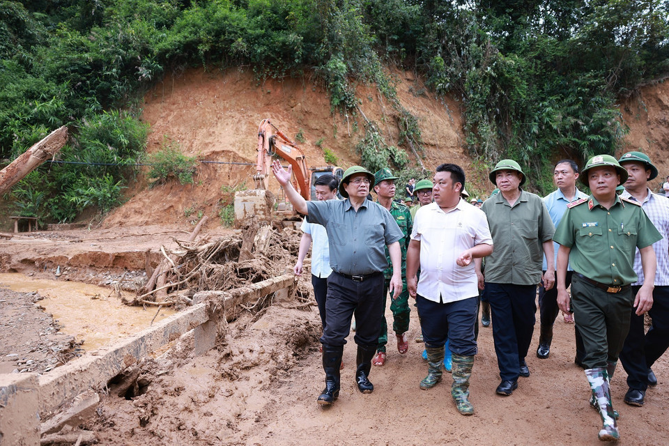 Prime Minister Pham Minh Chinh directs recovery efforts following floods, flash floods, and landslides in Xa Dung commune. (Photo: VNA)