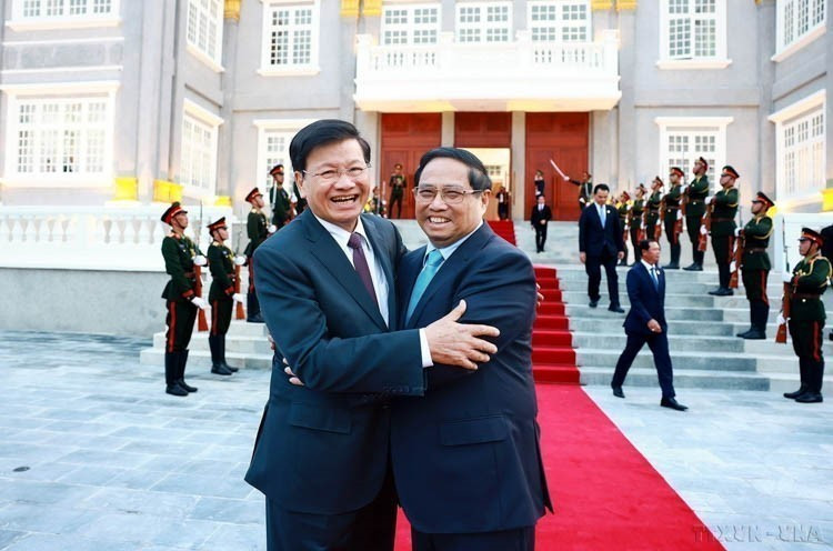 During his attendance at the 44th and 45th ASEAN Summits and related meetings in Vientiane on October 8, 2024, Prime Minister Pham Minh Chinh meets with Party General Secretary and President of Laos Thongloun Sisoulith. (Photo: VNA)