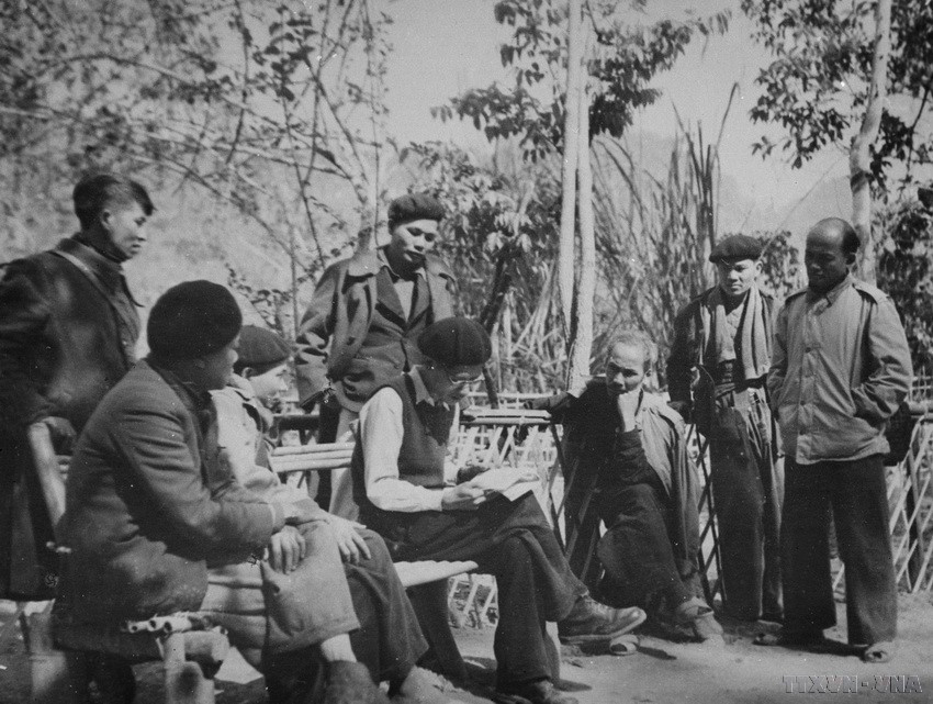 7. President Ho Chi Minh talks with delegates attending the 2nd National Party Congress during the break (February 1951). (Photo: VNA)