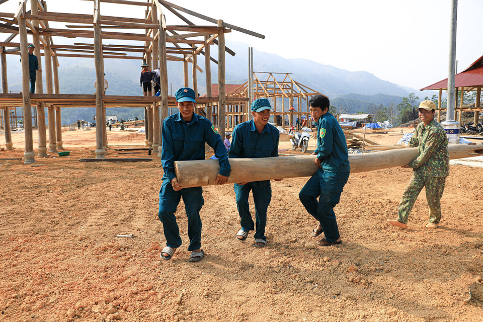 Militia and self-defense forces of Muong Pon commune helps people build stilt houses in Muong Pon 2 village. (Photo: VNA)