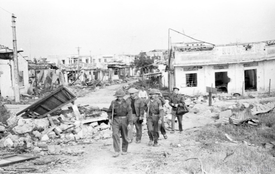 In the national resistance wars, VNA reporters are present in the fiercest and most difficult areas to capture heroic images of the military and people. In the photo: VNA reporters on Tran Hung Dao street, Quang Tri, in 1972. (Photo: VNA)