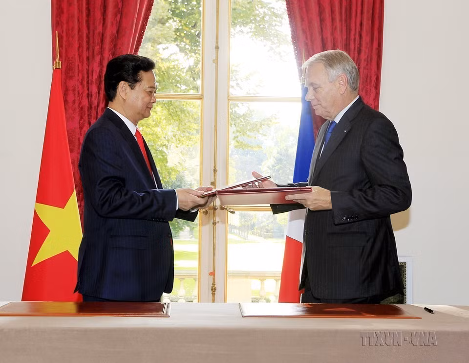 During his official visit to France, on September 25, 2013, in Paris, Prime Minister Nguyen Tan Dung and Prime Minister Jean-Marc Ayrault sign the joint statement on the Vietnam-France Strategic Partnership. (Photo: VNA)