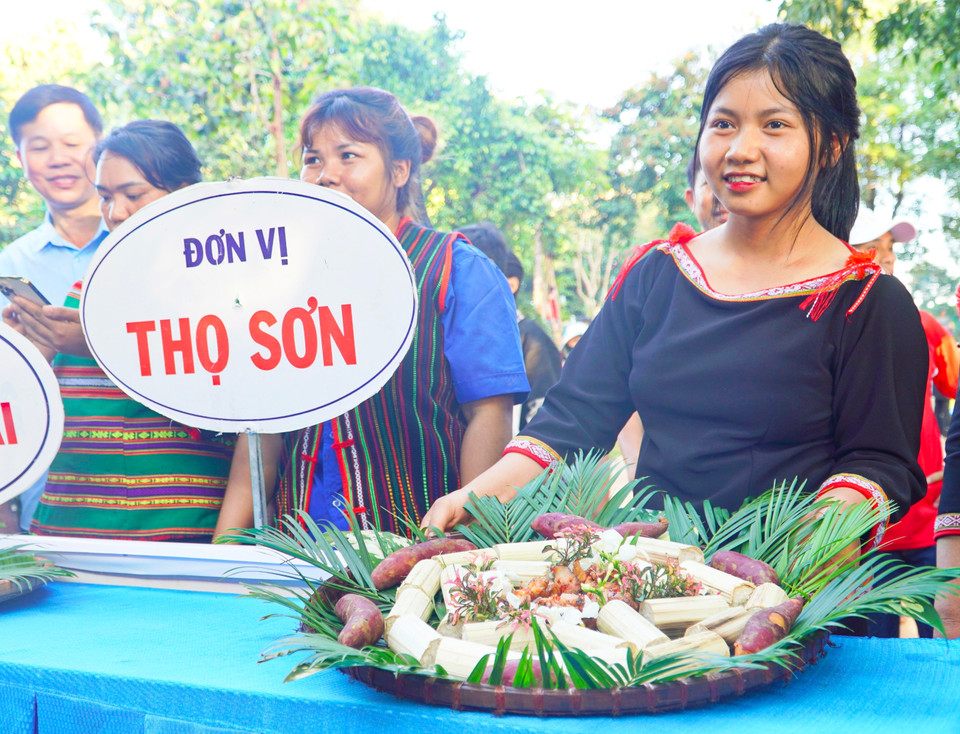 Com lam (Steamed sticky rice in bamboo tubes) is a traditional dish that reflects the unique culinary identity of the S’tieng people. (Photo: VNA)