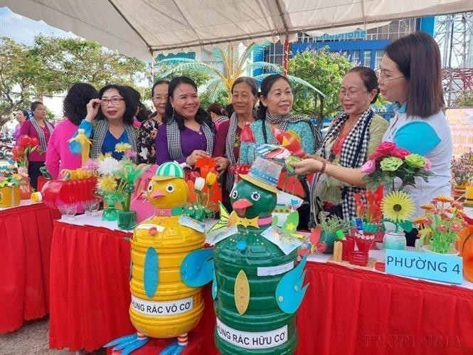 With talent, intelligence and dedication, Vietnamese women are contributing across all areas of social life and to the country’s development. In the photo: Women in Ben Tre creatively turn plastic waste into useful products. (Photo: VNA)