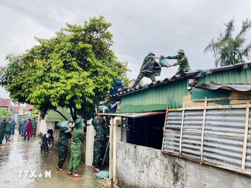 According to the National Civil Defence Steering Committee, the Ministry of National Defence has mobilised 346,210 officers and soldiers, along with 8,200 vehicles and equipment units in response to Storm Wipha. (Photo: VNA)