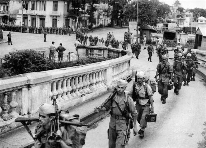 Earlier on the afternoon of October 9, 1954, the last French soldiers withdraw across Long Bien Bridge, heading for Hai Phong. (File photo: VNA)