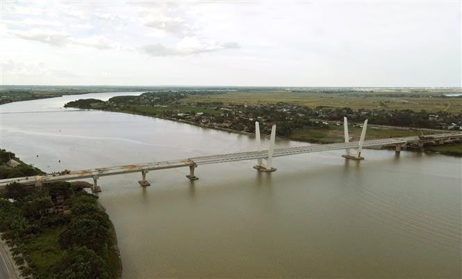 Thach Han 1 Bridge, part of the project, stretches 1.3 kilometres and is over 17 metres wide, linking Nam Dong Ha ward with Trieu commune, and is expected to be completed by the end of 2025. (Photo: VNA)