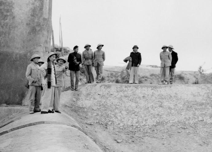 VNA reporter Vo The Ai (standing behind President Ho Chi Minh) accompanies the President to cover his visit to the Thac Huong dam project (Thai Nguyen) on January 25, 1955. (Photo: VNA)