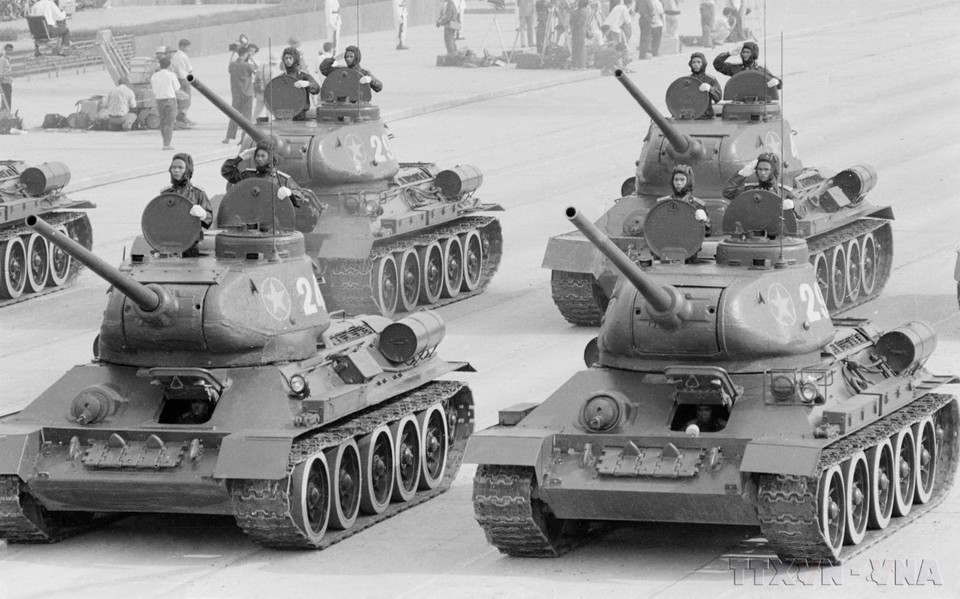 Armoured tanks of the Vietnam People’s Army rolling past the grandstand. (Photo: VNA)