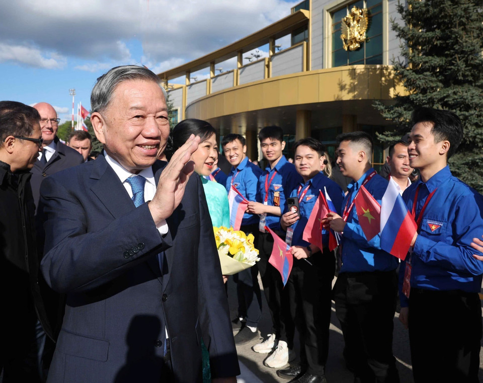 Representatives of the Vietnamese community and students in Russia welcome General Secretary To Lam and his spouse at Vnukovo 2 Airport, Moscow. (Photo: VNA)
