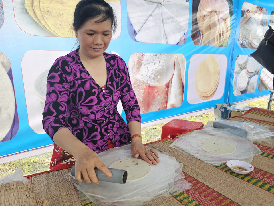 After being pounded, the glutinous rice flour is rolled into thin, round pieces to make Son Doc puff rice paper. (Photo: VNA)