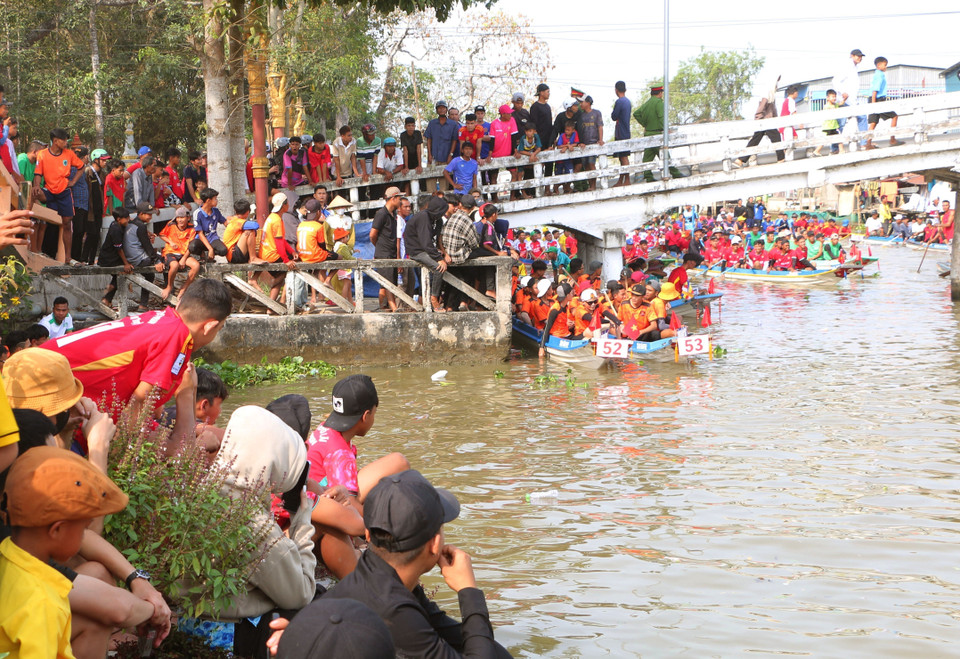 Large crowds gathering to watch the exciting race. (Photo: VNA)