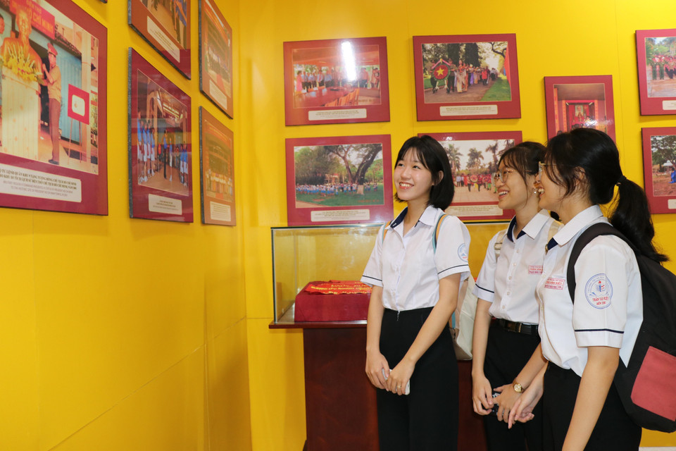 Students visit the exhibition house within the temple grounds to explore images and artefacts related to Uncle Ho’s revolutionary career and local history. (Photo: VNA)