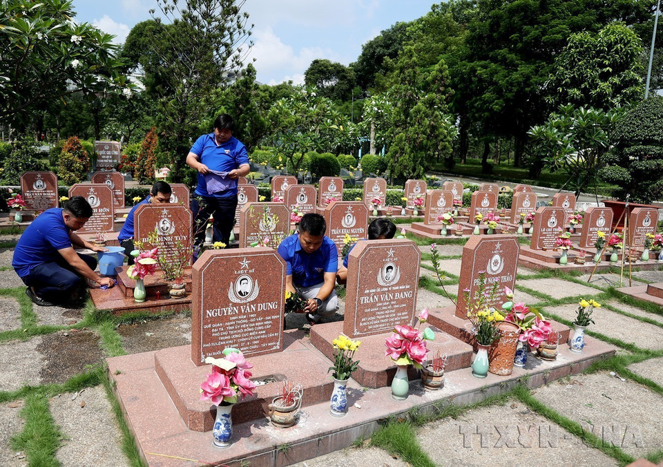 Youth union members from Long Binh ward, Ho Chi Minh City, care for the graves of heroes and martyrs at the city Martyrs’ Cemetery. (Photo: VNA)