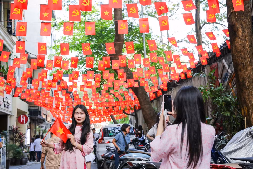 Spreading the love for the country through the image of the national flag is becoming a popular trend among young people. (Photo: VNA)