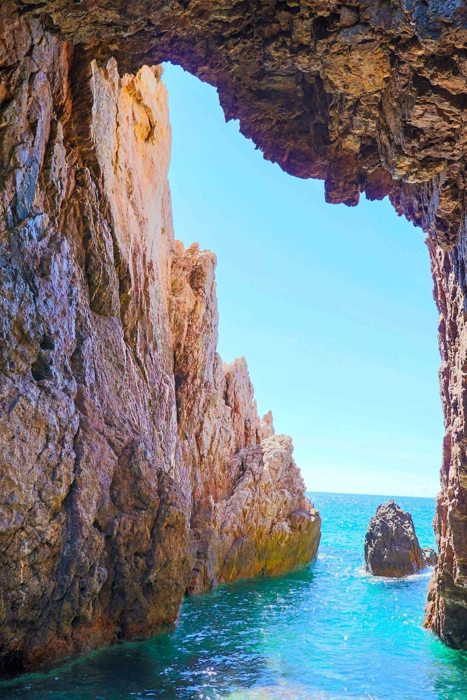 Vi Rong Cape stretches out majestically into the sea. In the middle of the rocky mountain, there is a cave that goes out to the sea, creating a harmonious blend between the mountains and the sea. (Photo: Thanh Trung/Vietnamtourism)