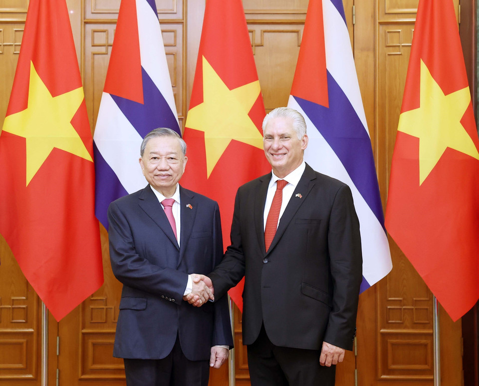 Party General Secretary To Lam and First Secretary, President Miguel Díaz-Canel Bermúdez pose for a photo before their talks. (Photo: VNA)