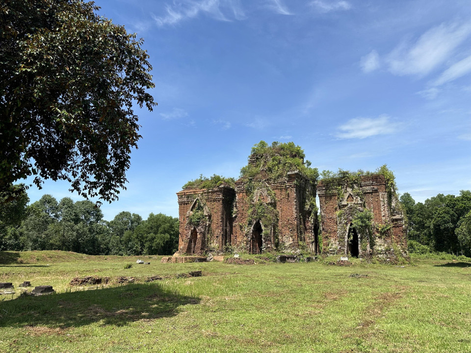 The Chien Dan towers consist of three structures: the South, Central, and North towers, with the Central tower being the largest. Excavated artifacts reveal these are significant examples of Cham sculpture from the 11th–12th centuries. (Photo: VNA)