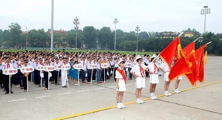 Delegates of the 8th National Uncle Ho's Good Children Congress (2015) report their achievements in front of President Ho Chi Minh's Mausoleum in Hanoi. (Photo: VNA)