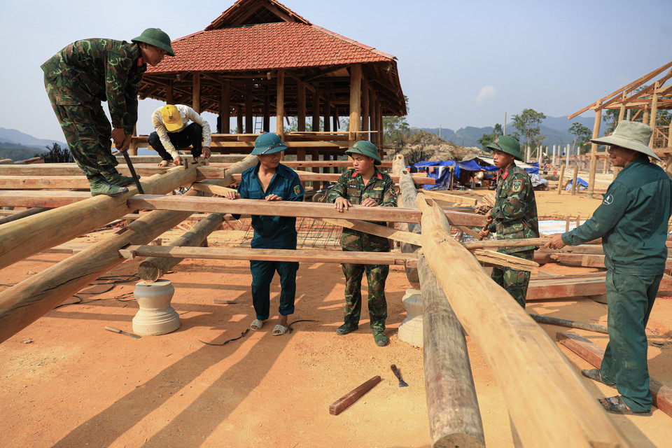 Officers and soldiers of Regiment 741 under the Dien Bien Provincial Military Command help local people build houses in Muong Pon 2 village. (Photo: VNA)
