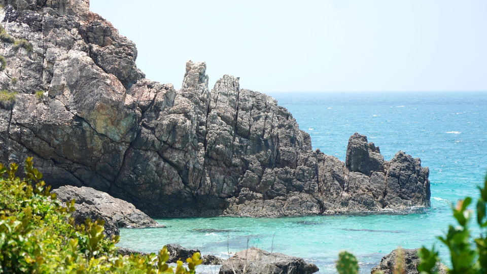From afar, Vi Rong Cape looks like a giant dragon stretching out to the ocean. (Photo: VNA)