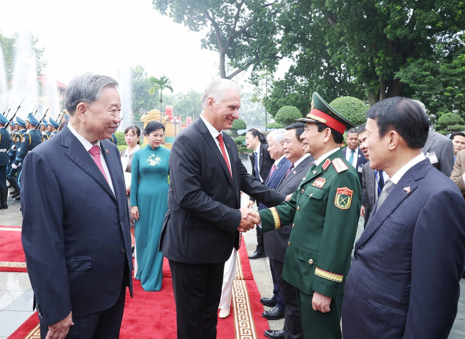 Party General Secretary To Lam introduces members of the Vietnamese delegation to First Secretary, President Miguel Díaz-Canel Bermúdez. (Photo: VNA)