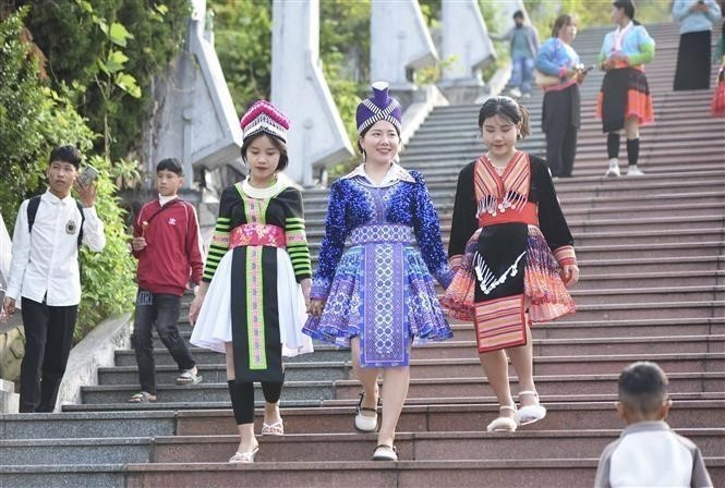 Mong ethnic girls in colorful dresses come down to play at the Spring Festival. (Photo: VNA)