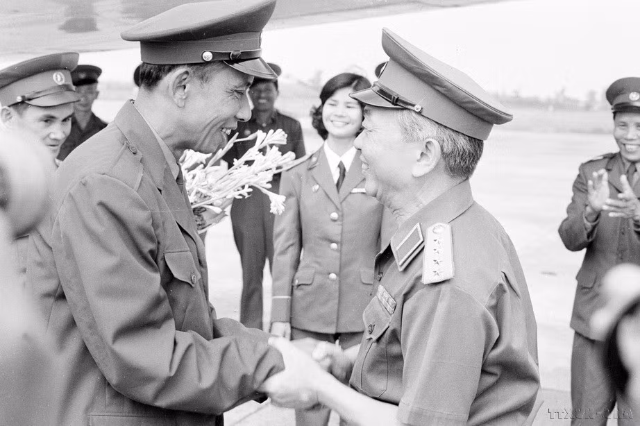 General Vo Nguyen Giap, Minister of National Defense, welcomes Deputy Prime Minister and Minister of National Defense of Laos Khamtay Siphandone during his visit to Vietnam in 1977. (Photo: VNA)