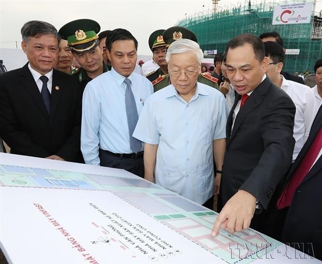 Entrepreneur Pham Nhat Vuong, Chairman of Vingroup (right), introduces to Party General Secretary Nguyen Phu Trong the master plan of the VinFast factory in Hai Phong (November 14, 2017). (Photo: VNA)
