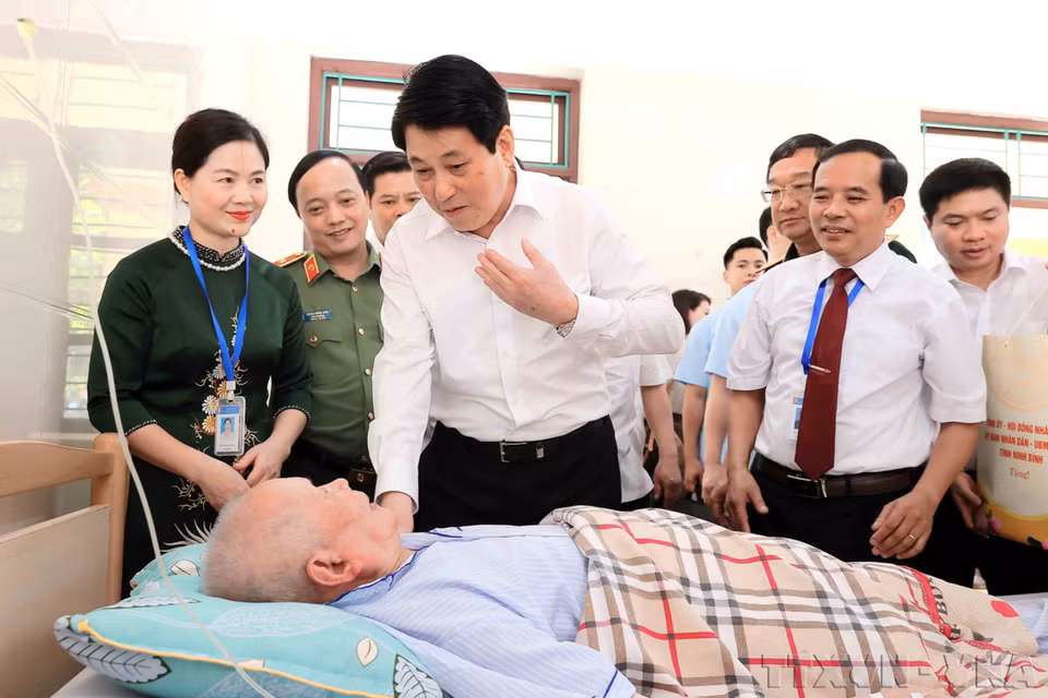 State President Luong Cuong visits and presents gifts to war invalid Nguyen Xuan Mai, who is being cared at the Duy Tien War Invalids Nursing Centre, Duy Tien ward, Ninh Binh province. (Photo: VNA)