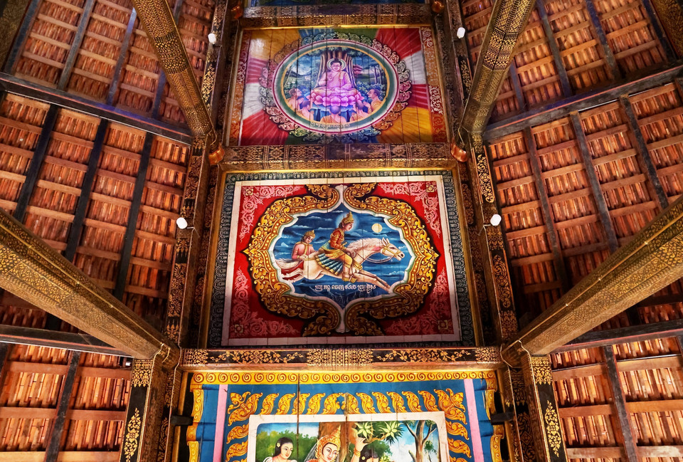 The ceiling of the main hall is decorated with large murals depicting the Buddha’s birth, renunciation, enlightenment, and passing into Nirvana. (Photo: VNA)