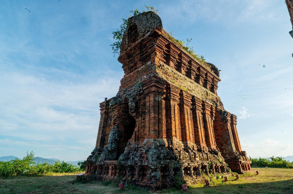 The Fire Tower (Kosagrha), also known as the Saddleback Tower, is rectangular in shape, measuring 10 metres high, 12 metres long, 5 metres wide, with walls 1.4 metres thick. (Photo: VNA)