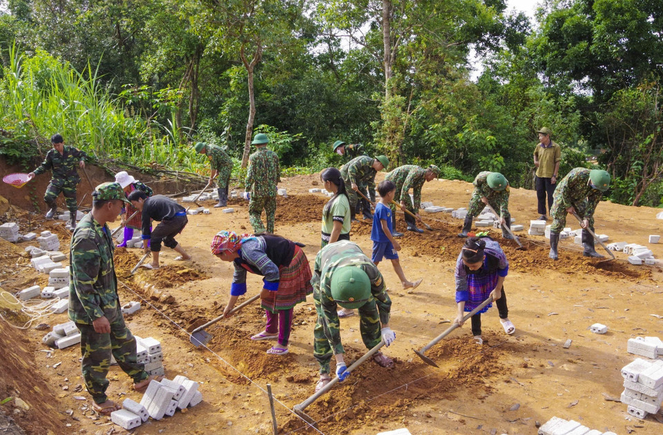 Soldiers of Na Bung Border Guard Station assist locals in building houses. (Photo: VNA)