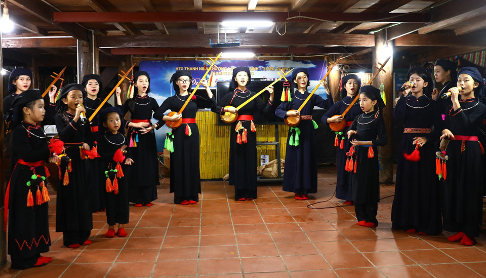 A tinh lute performance accompanied by Then singing for visitors at Tai Ngao Homestay, Na Tong hamlet, Thuong Lam commune, Tuyen Quang province. (Photo: VNA)