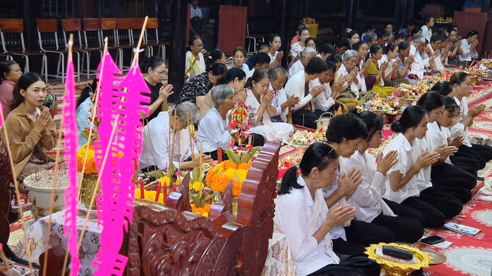 Sene Dolta is one of the most significant annual festivals for the Khmer community, honouring ancestors and showing filial respect of descendants to their departed loved ones. (Photo: VNA)