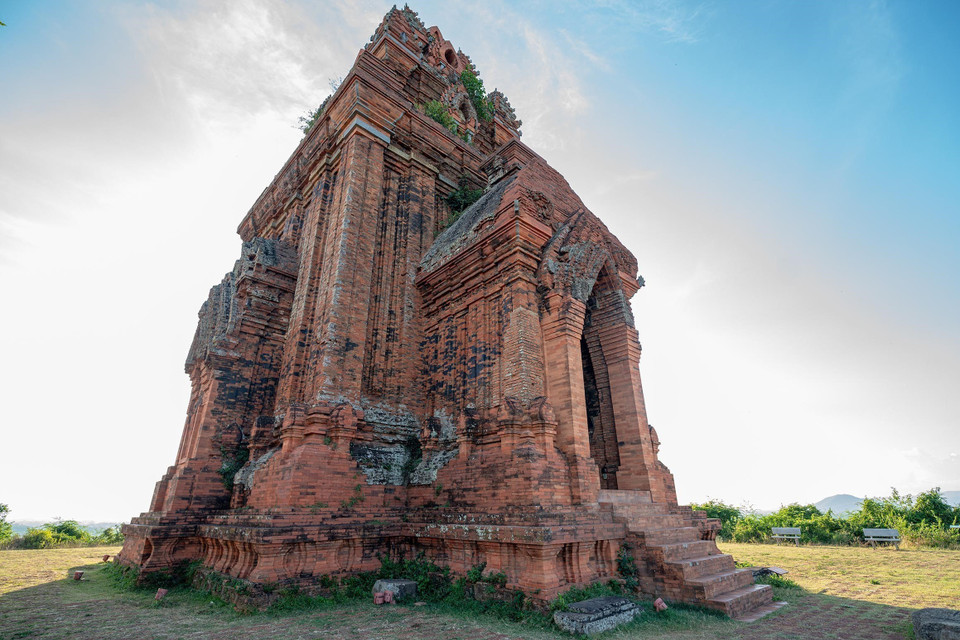 The Main Tower (Kalan), standing 29.6 metres tall on the hill’s summit, has a square base of 12 metres per side, with a main entrance facing east and three false doors. (Photo: VNA)
