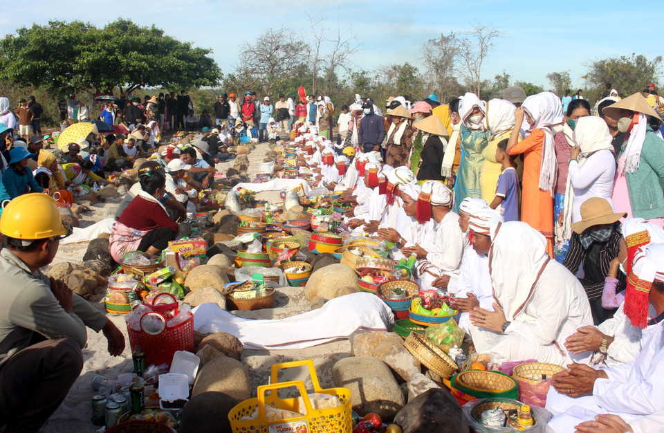 The ancestral grave-visiting ritual during the Ramuwan festival is a unique feature of Cham spiritual life, attracting researchers and tourists alike. (Photo: VNA)