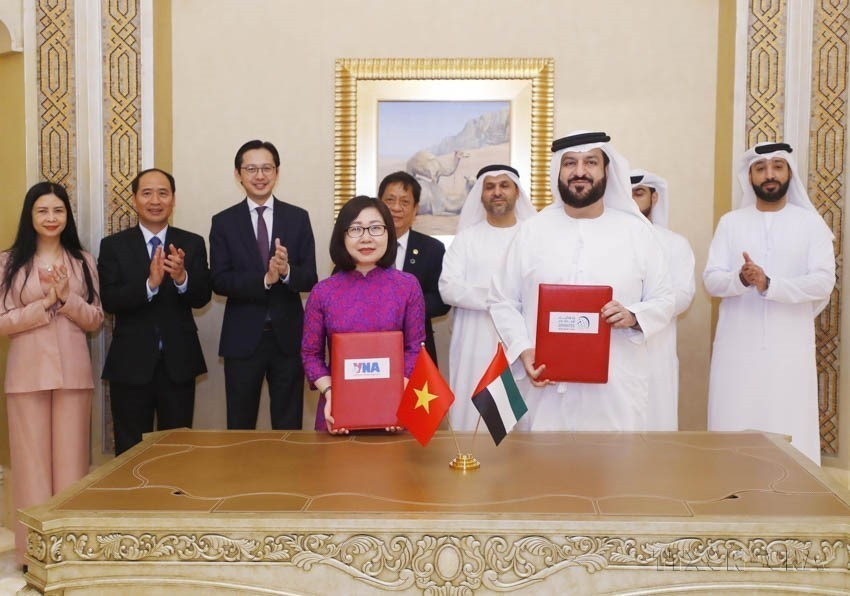 Professional cooperation with more than 40 foreign partners has greatly contributed to the external communications. In the photo: VNA Deputy General Director Doan Thi Tuyet Nhung and Mohamed Jalal Al Rayssi, Director General of Emirates News Agency (WAM) of the UAE, sign a professional cooperation agreement (May 4, 2023). (Photo: VNA)