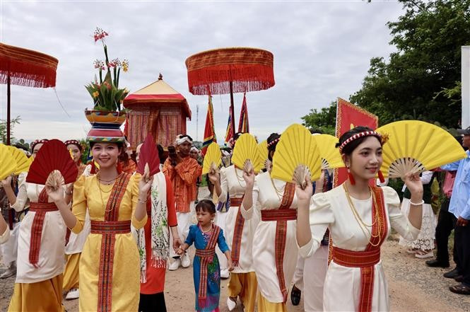 Cham girls perform the traditional fan dance, symbolising vitality and joy during the festival. (Photo: VNA)