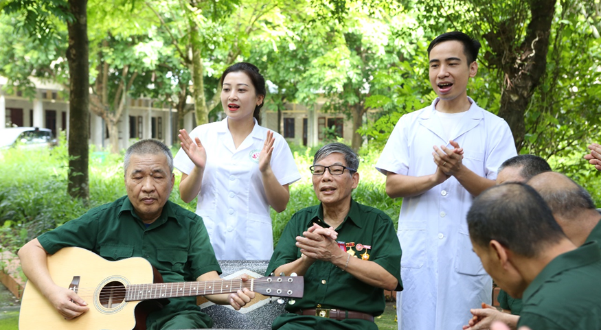 Medical staff take care of wounded and sick soldiers at the Kim Bang Nursing Centre. (Photo: Kim Bang Nursing Centre)
