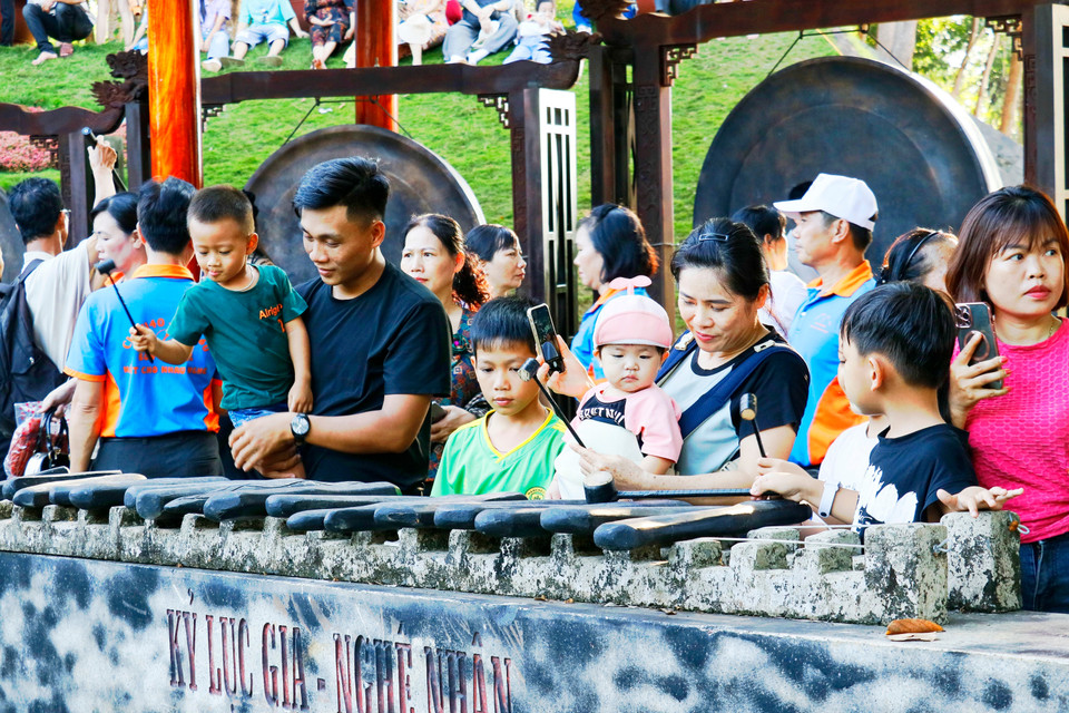 Visitors try their hand at playing the lithophone at the S'tieng Ethnic Culture Preservation Area in Bom Bo Hamlet, Dong Nai province. (Photo: VNA)