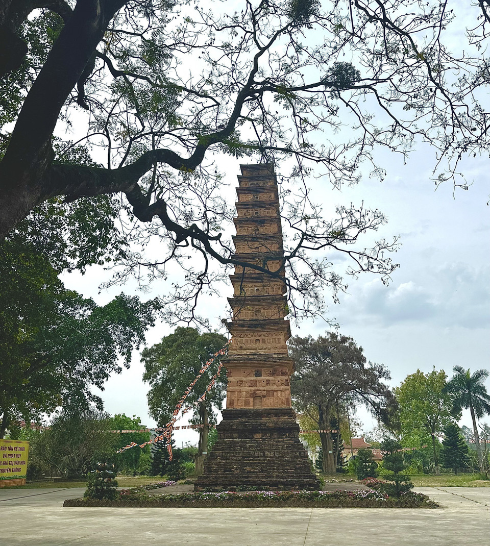 The tower has a total of 11 floors, of which the top two floors are partially broken and the fragments are preserved at Then Pagoda and Vinh Phuc Museum. (Photo: VNA)