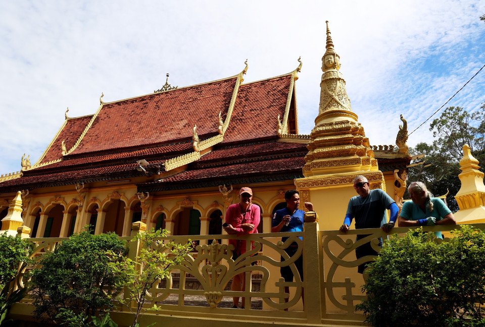 International visitors touring Ang Pagoda. (Photo: VNA)