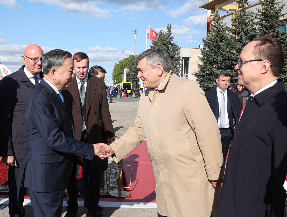 Russian officials welcome General Secretary To Lam and his spouse at Vnukovo 2 Airport, Moscow. (Photo: VNA)