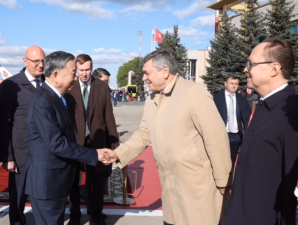 Russian officials welcome General Secretary To Lam and his spouse at Vnukovo 2 Airport, Moscow. (Photo: VNA)