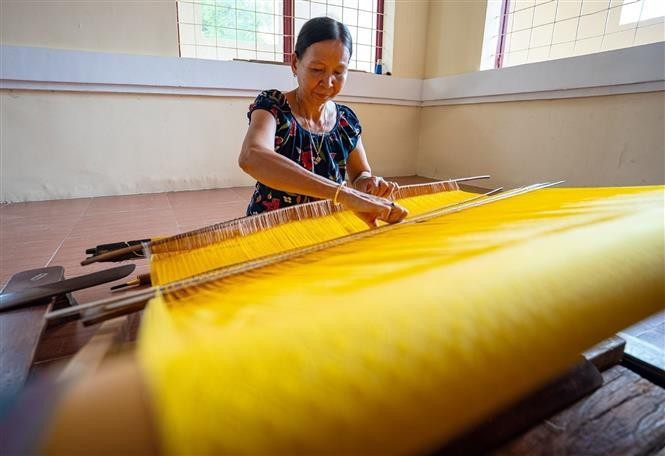 Creating beautiful products requires great concentration and perseverance from skilled artisans. (Photo: VNA)