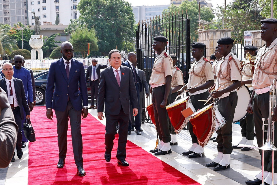 President Malick Ndiaye presides over the welcome ceremony for Chairman Tran Thanh Man. (Photo: VNA)