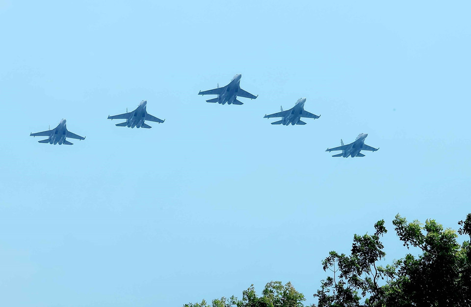 Five Su-30MK2 fighter jets rehearse in an arrow formation in preparation for the A80 grand celebration. (Photo: VNA)